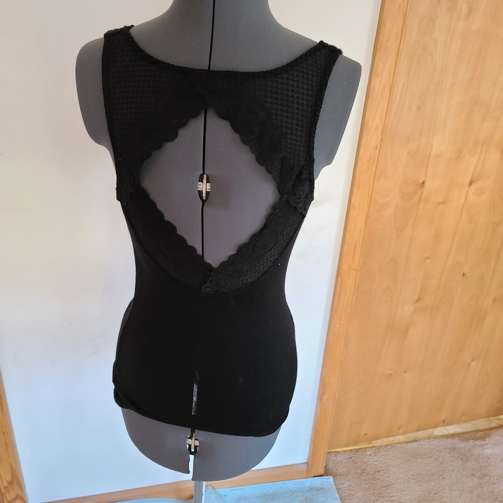 Open back cut out lacey knit detal cowel neck tank